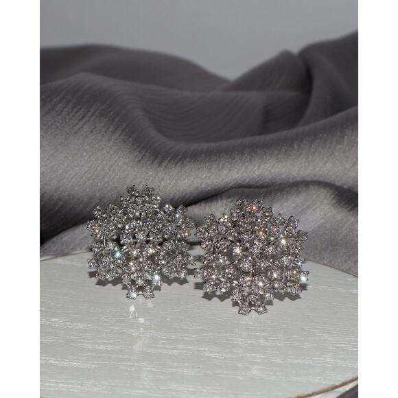 Piranesi 18k White Gold Dimond Flower Earrings 17G / 1 In / 2.94 tcw